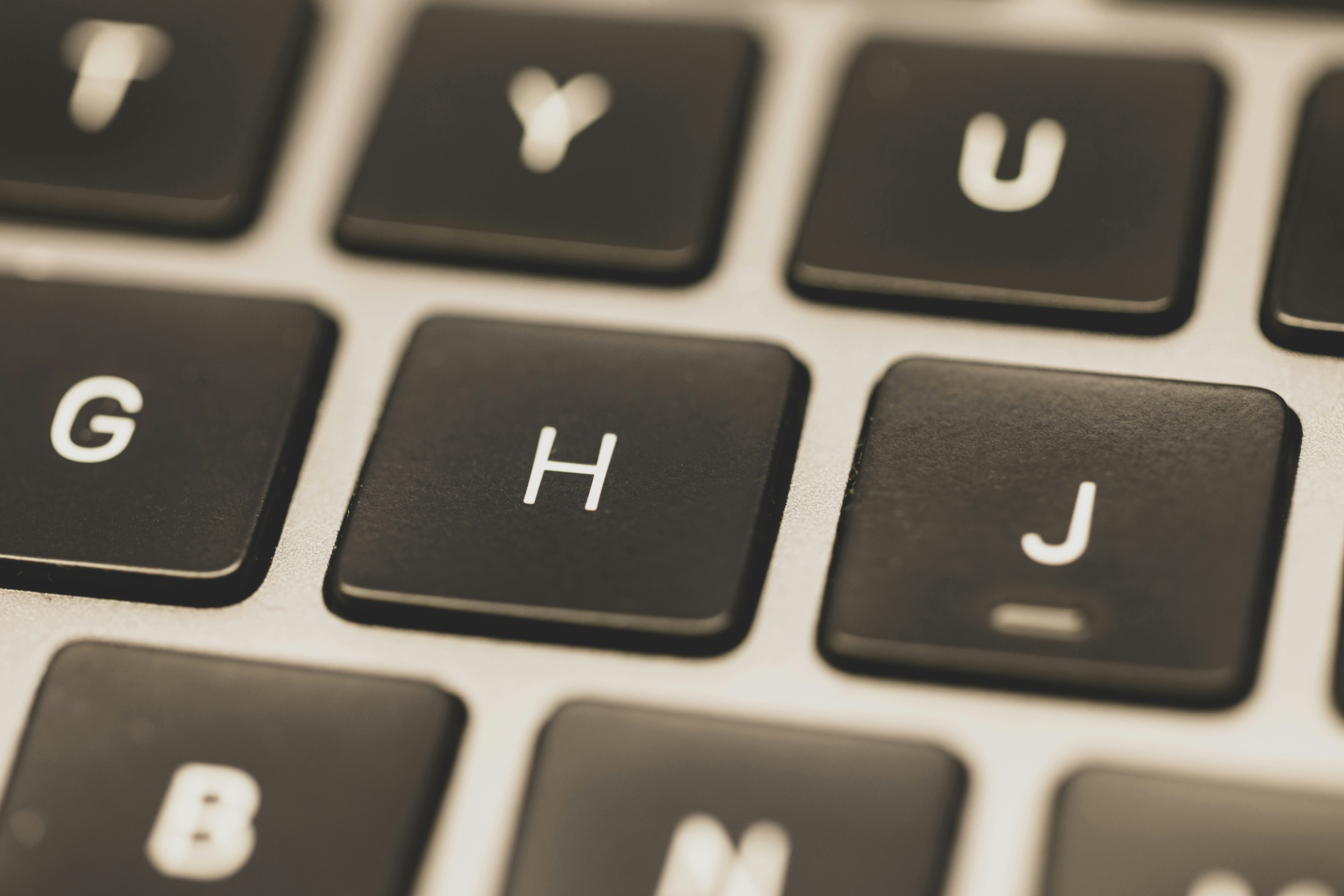 Handen typen code op toetsenbord