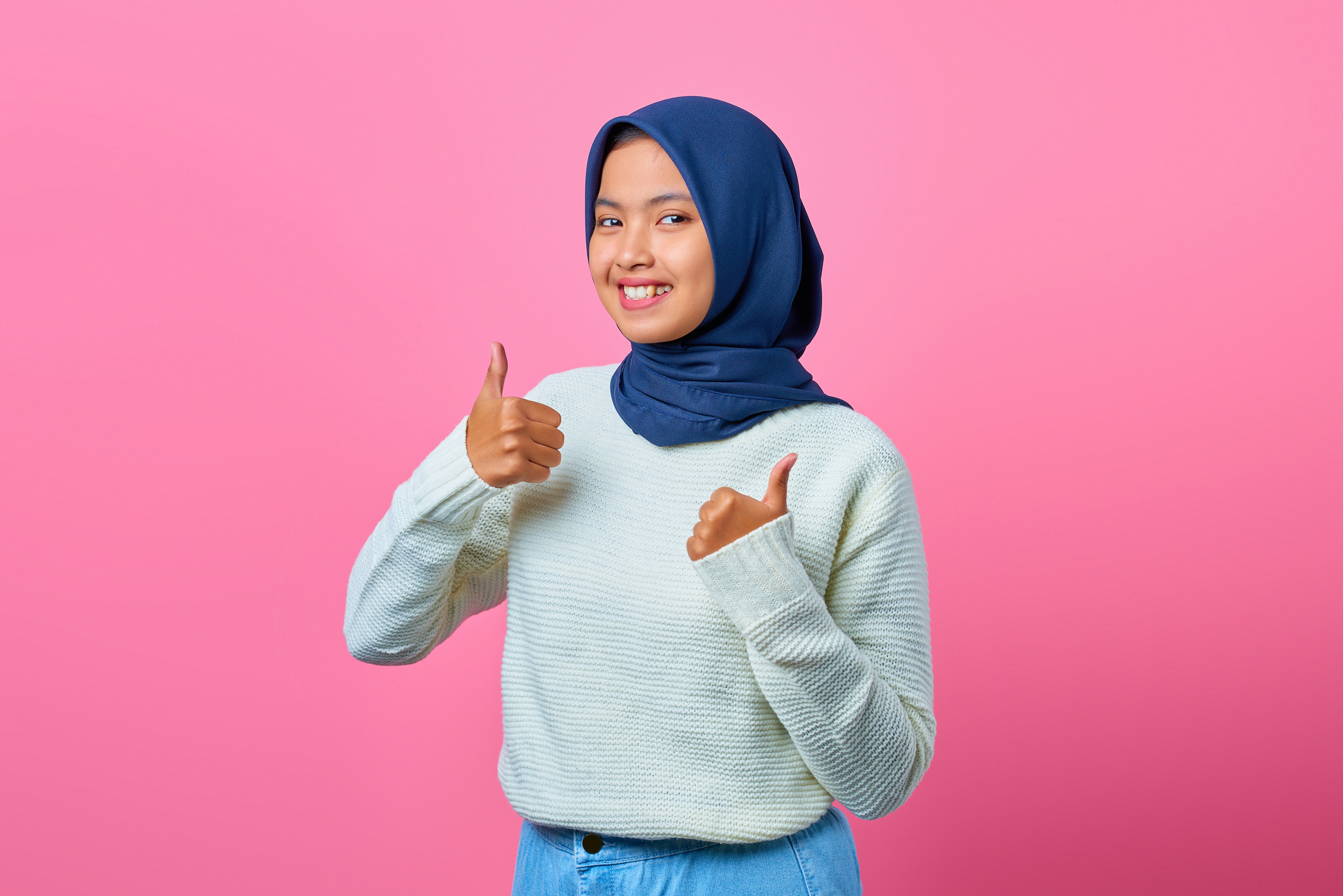 Mujer joven profesional sonriendo con confianza, fondo de oficina moderno