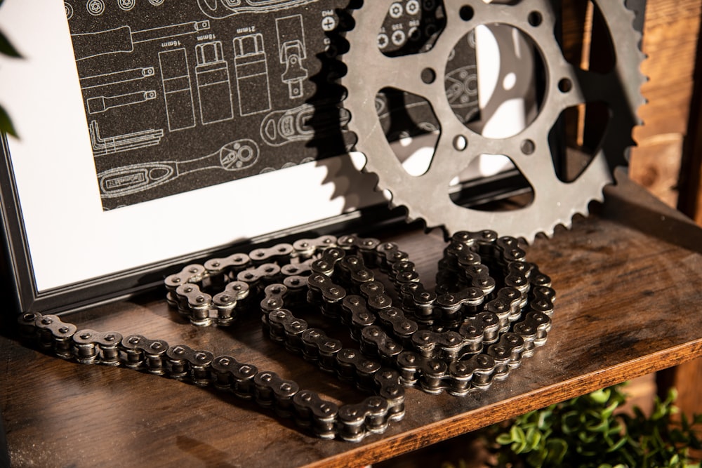 une chaîne de vélo et un cadre photo sur une table
