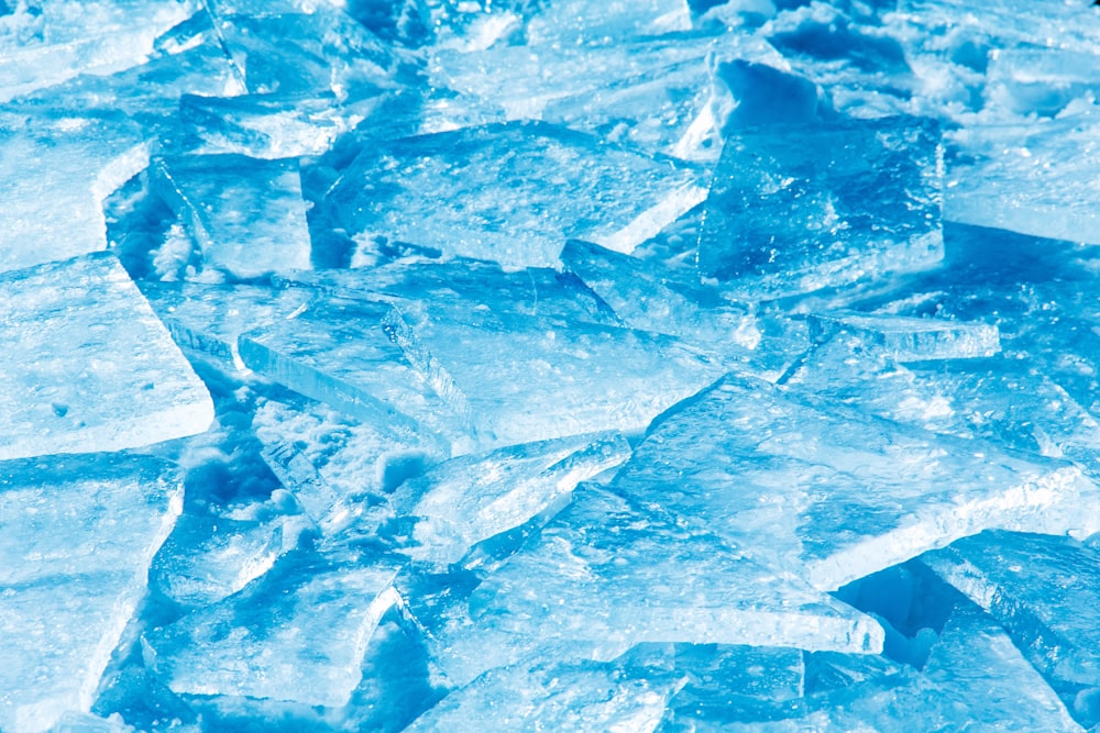 땅에 누워있는 얼음 조각 무리