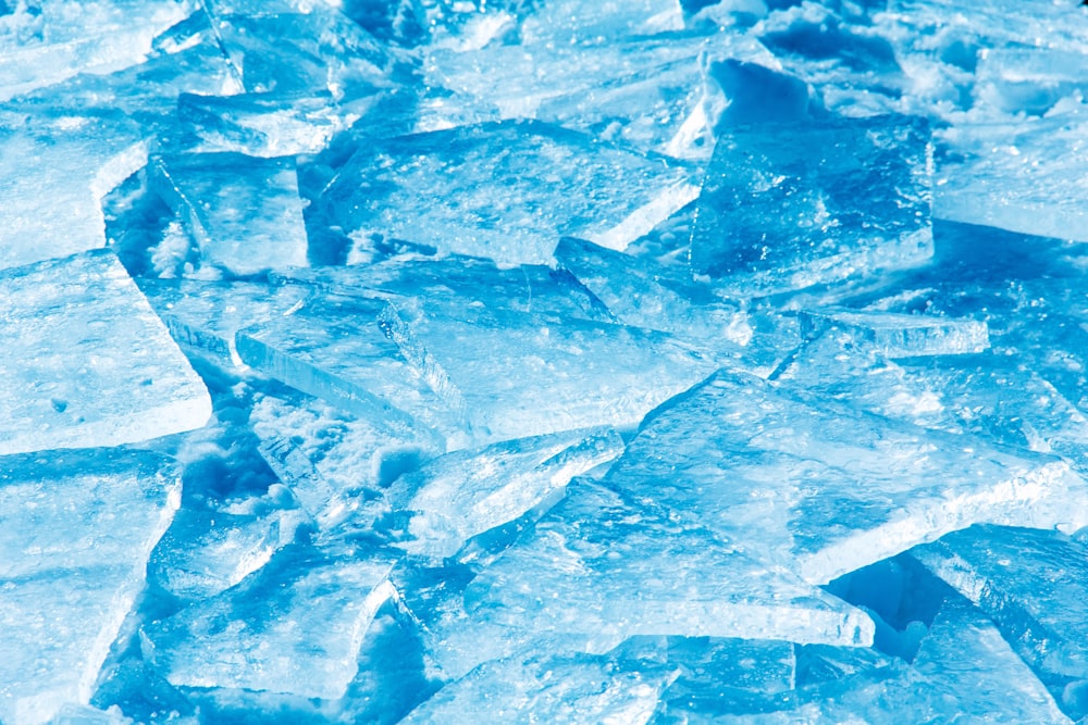 un montón de cubitos de hielo que están tirados en el suelo