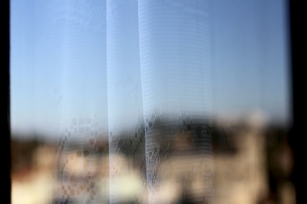 Una foto borrosa de una ciudad vista a través de una ventana