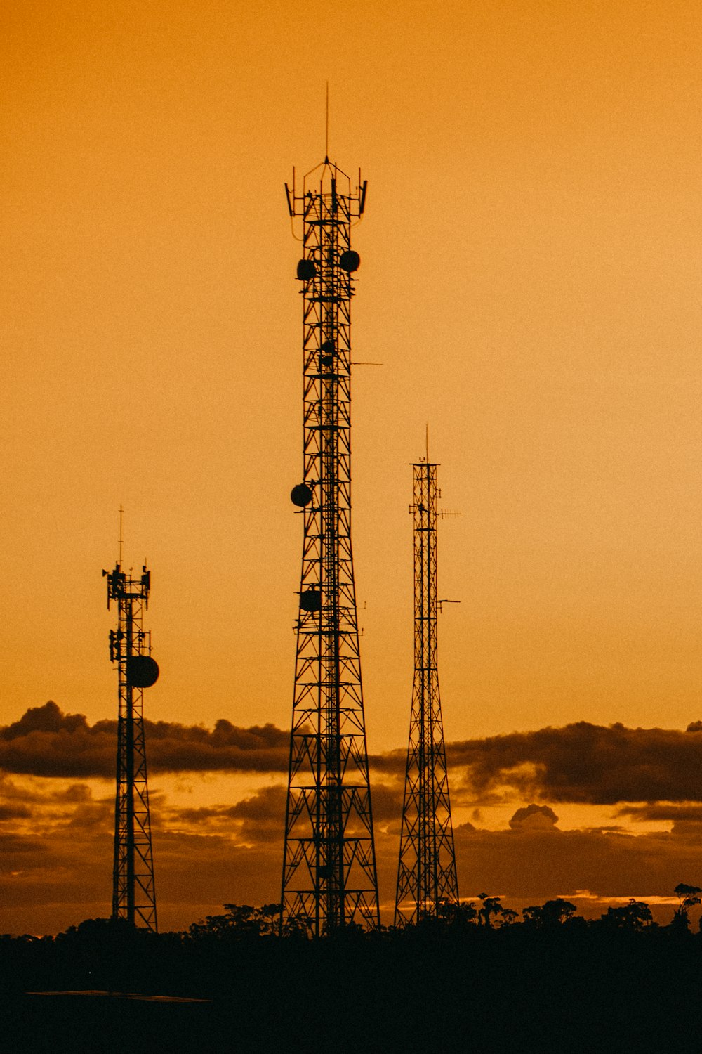Una torre muy alta con muchas antenas encima