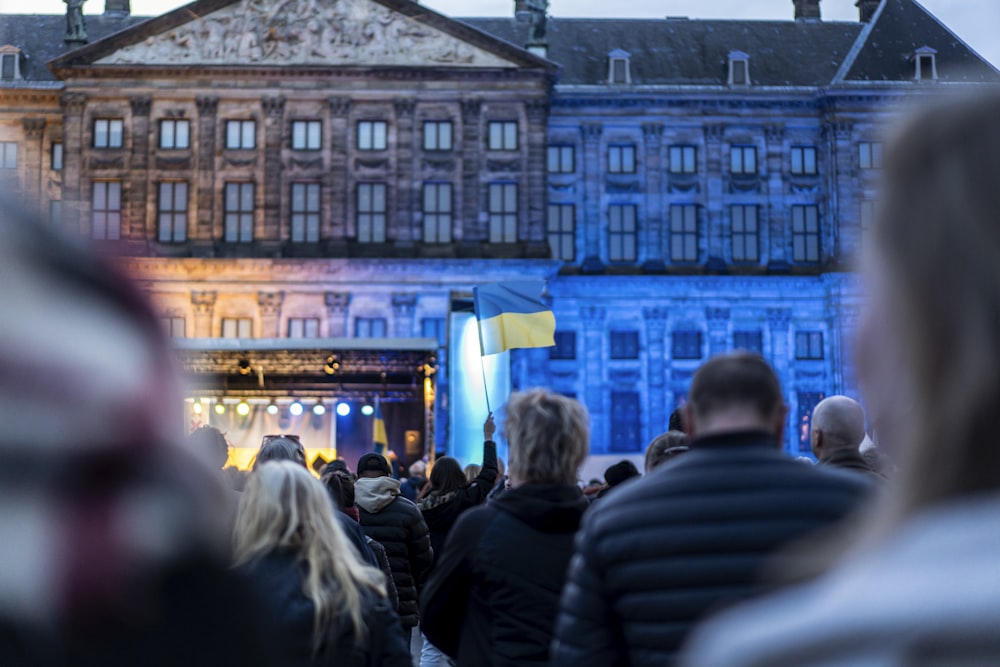 a crowd of people standing in front of a building