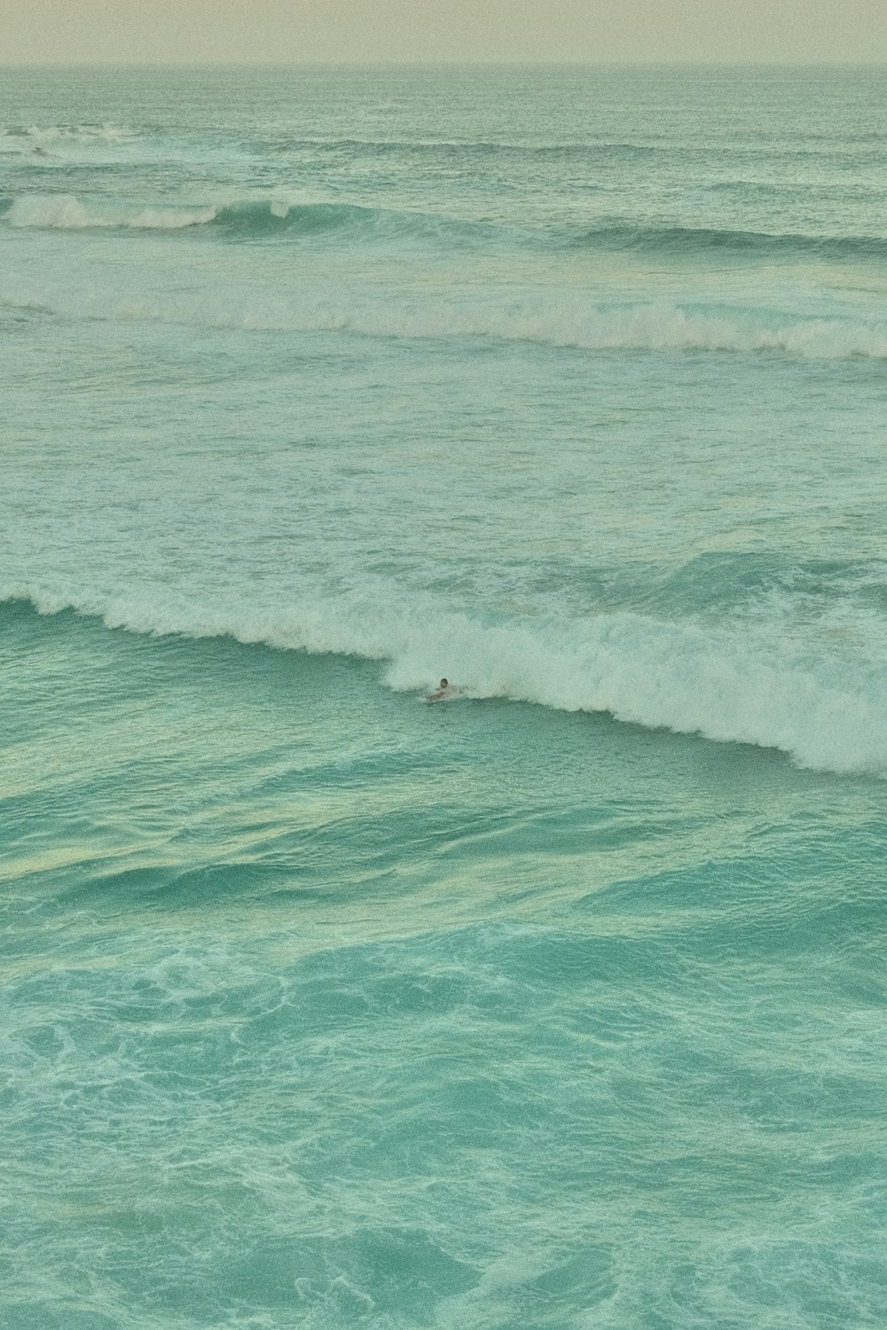 바다에서 서핑 보드에 파도를 타는 남자