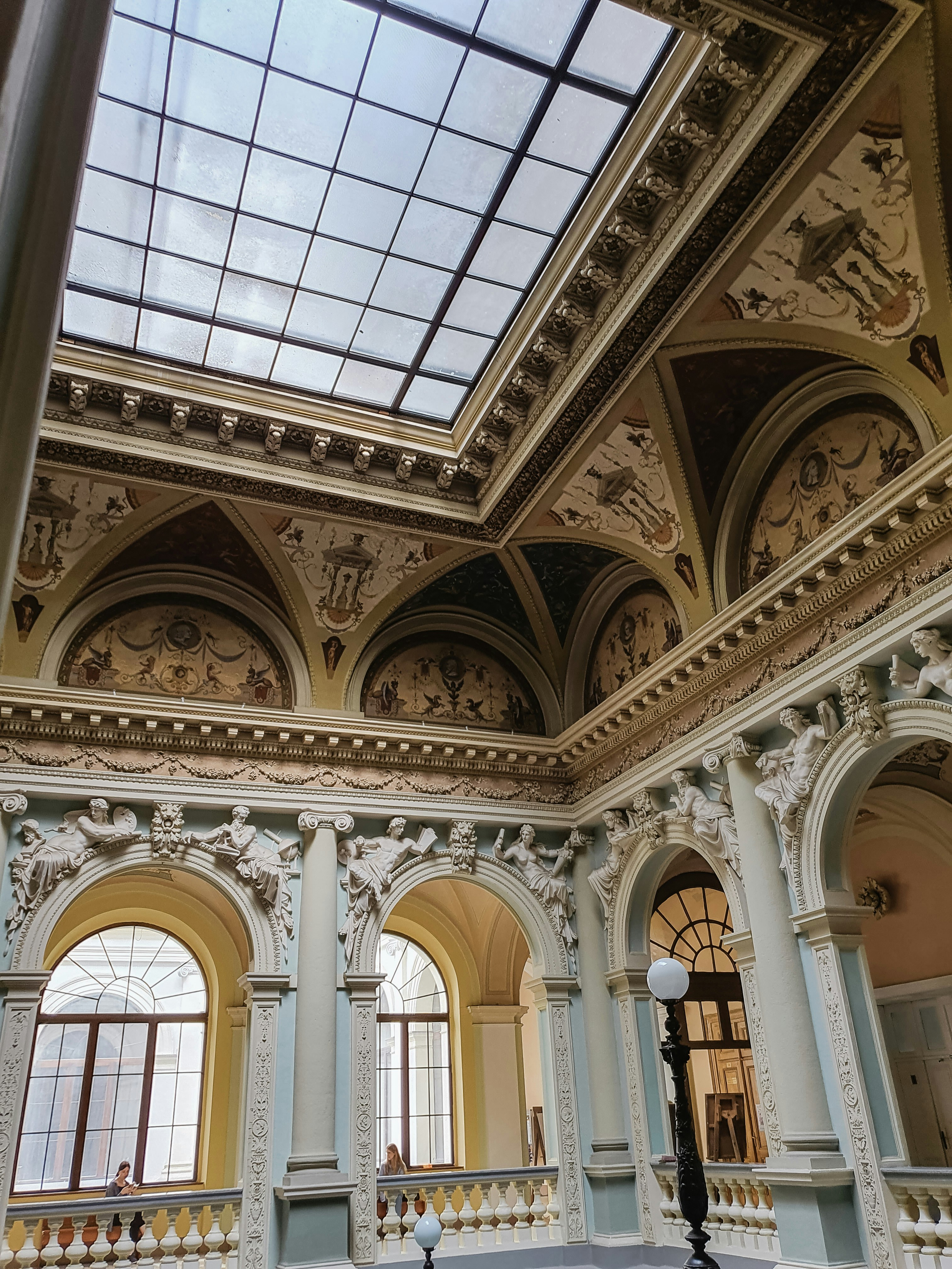 그 위에 채광창이있는 큰 방