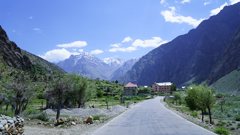 Eine Straße mitten in einem Tal mit Bergen im Hintergrund