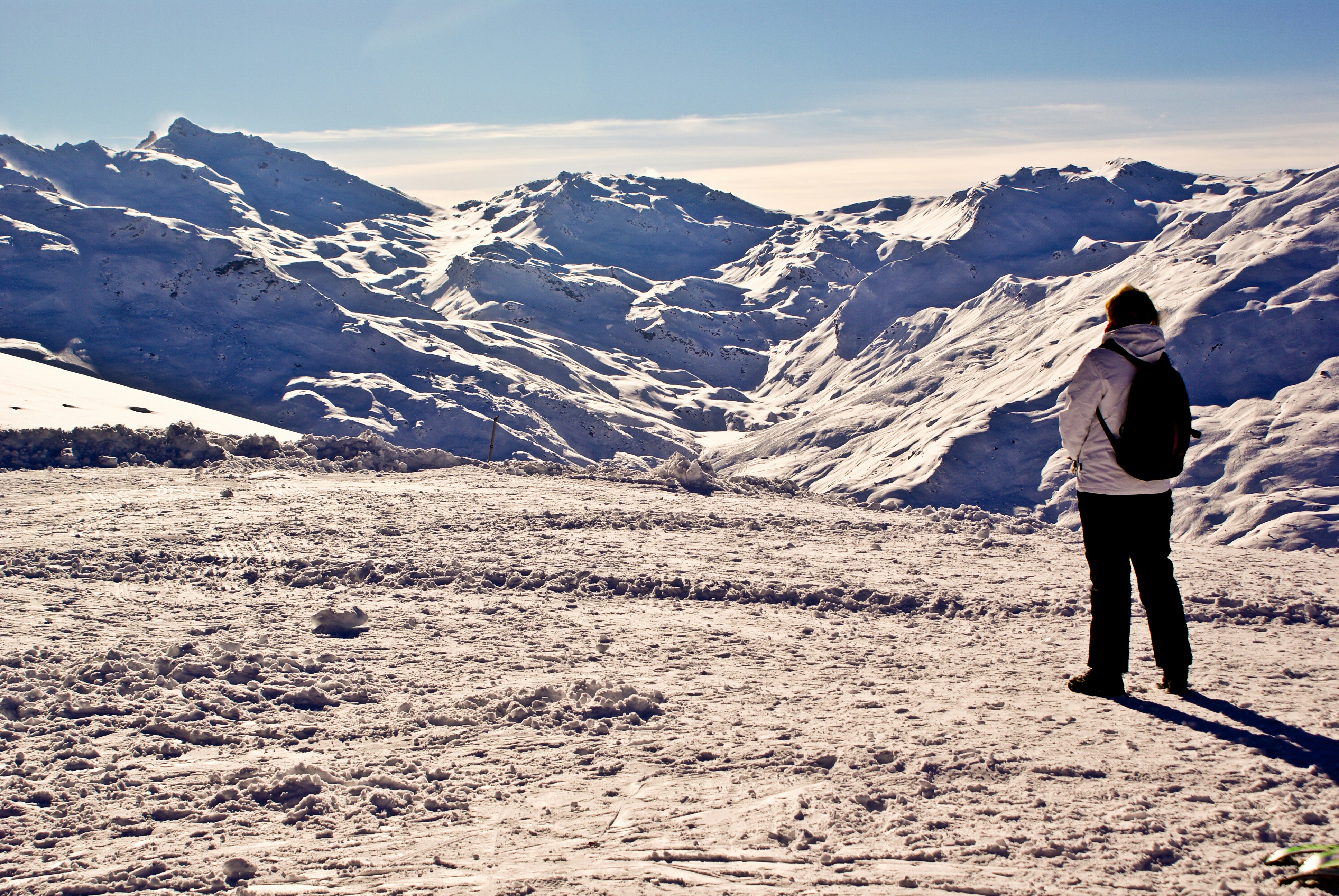 Touriste admirant la vue sur les montagnes