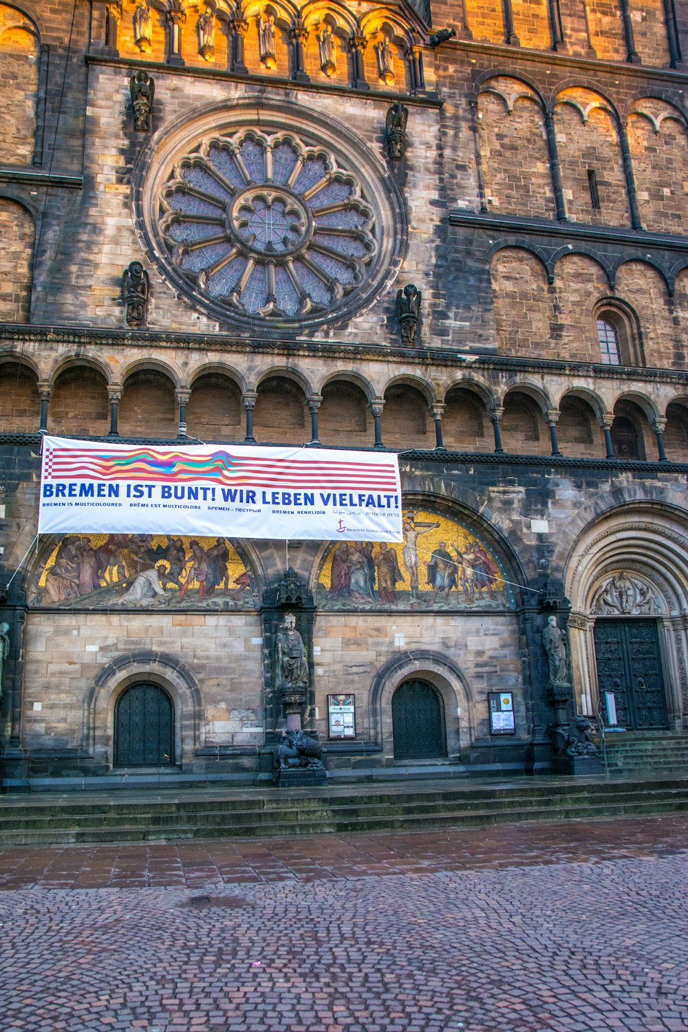 ein großes Gebäude mit einer großen Uhr an der Seite