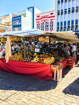 Produtos frescos da agricultura familiar em feira local