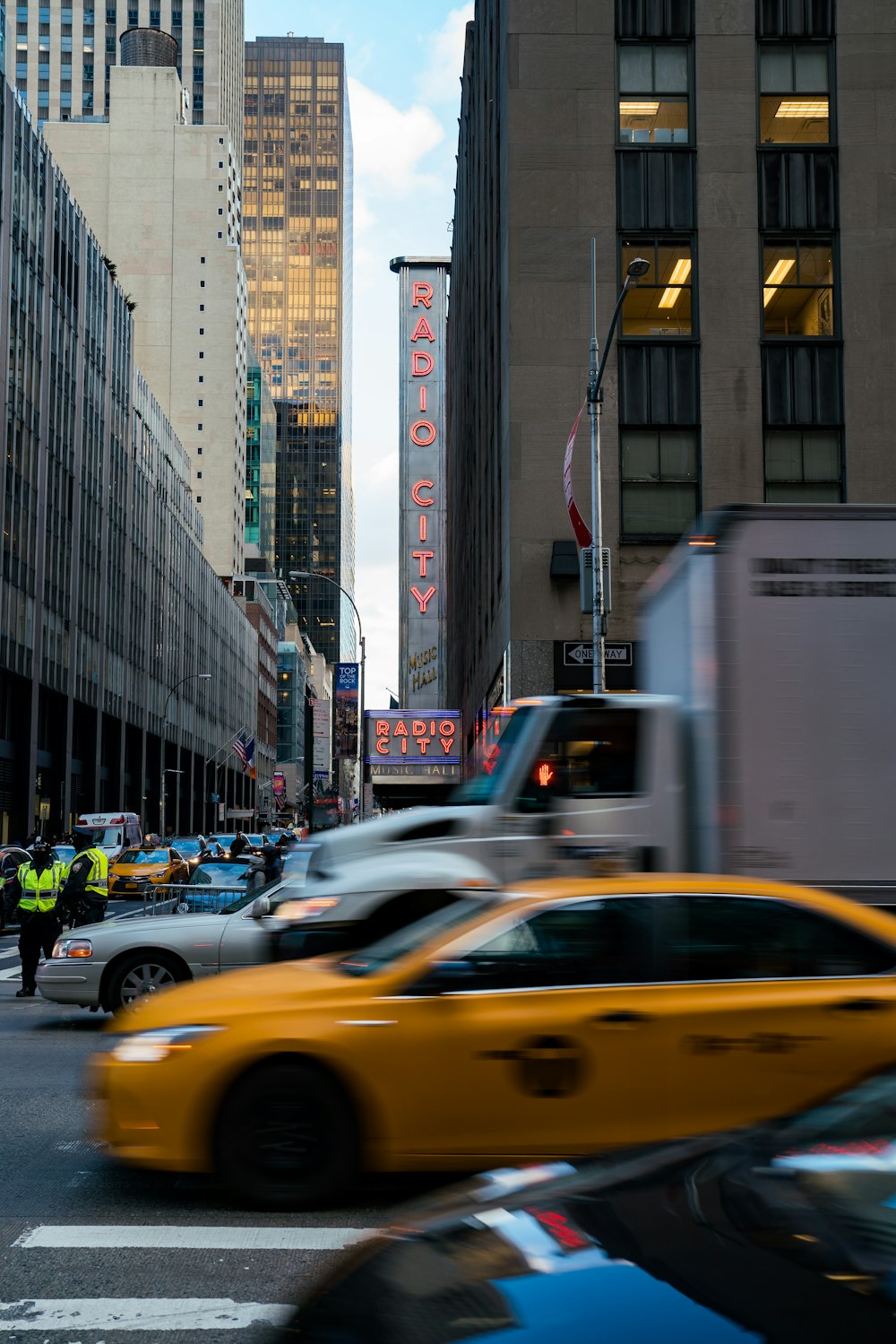 a busy city street filled with lots of traffic