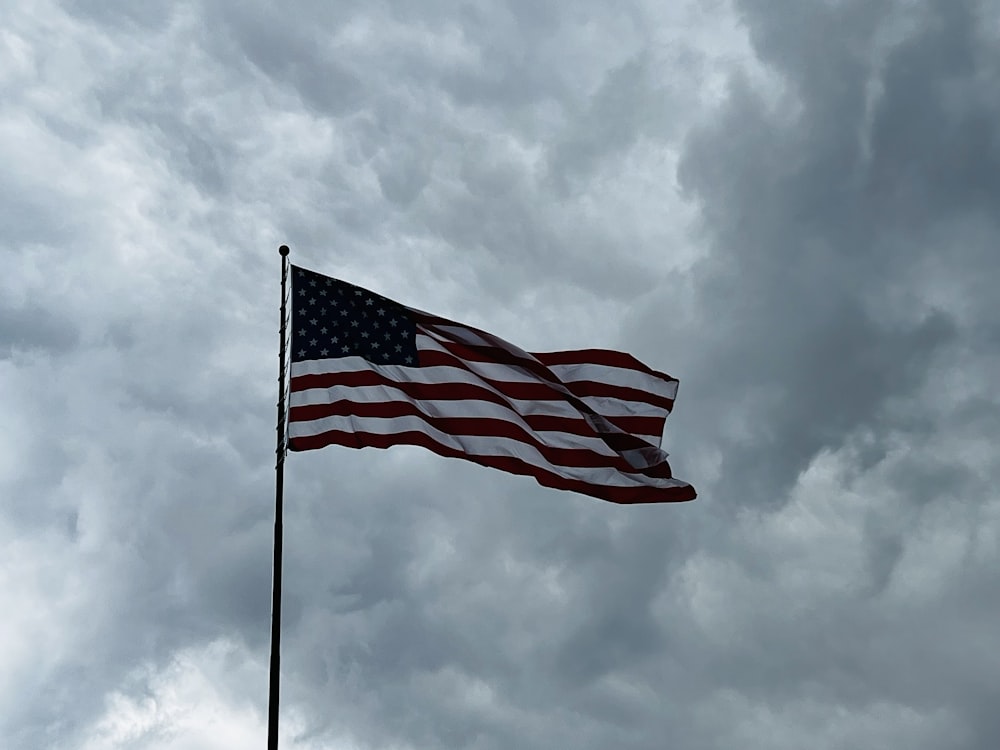 Una gran bandera estadounidense ondeando en el cielo