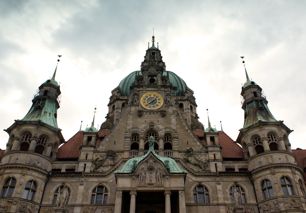 ein großes Gebäude mit einer Uhr an der Vorderseite