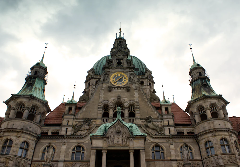 Nowy Ratusz (Neues Rathaus) przy Trammplatz w Hanowerze