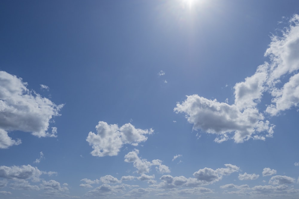 El sol brilla intensamente en el cielo azul