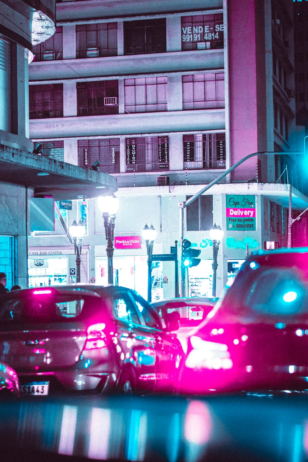 a city street filled with lots of traffic at night