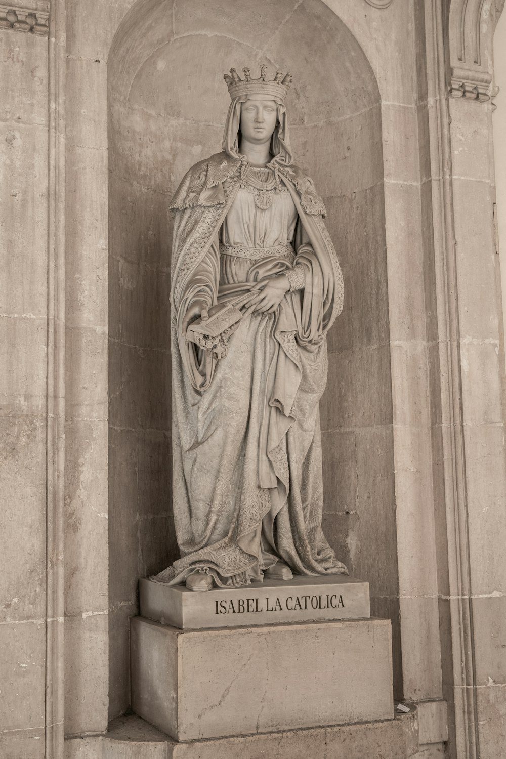 una statua di una donna con una corona in testa