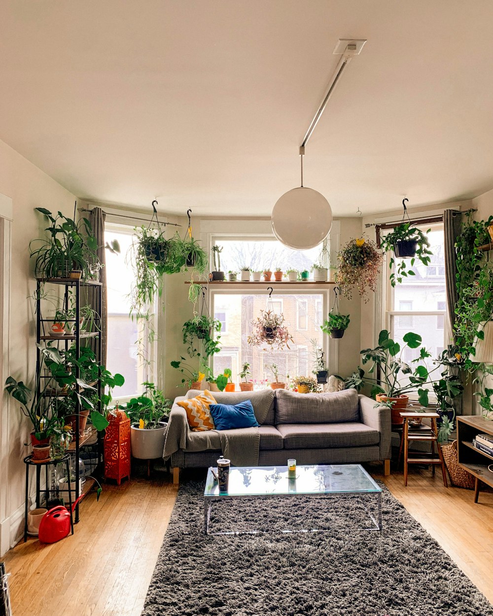 una sala de estar llena de muebles y muchas plantas