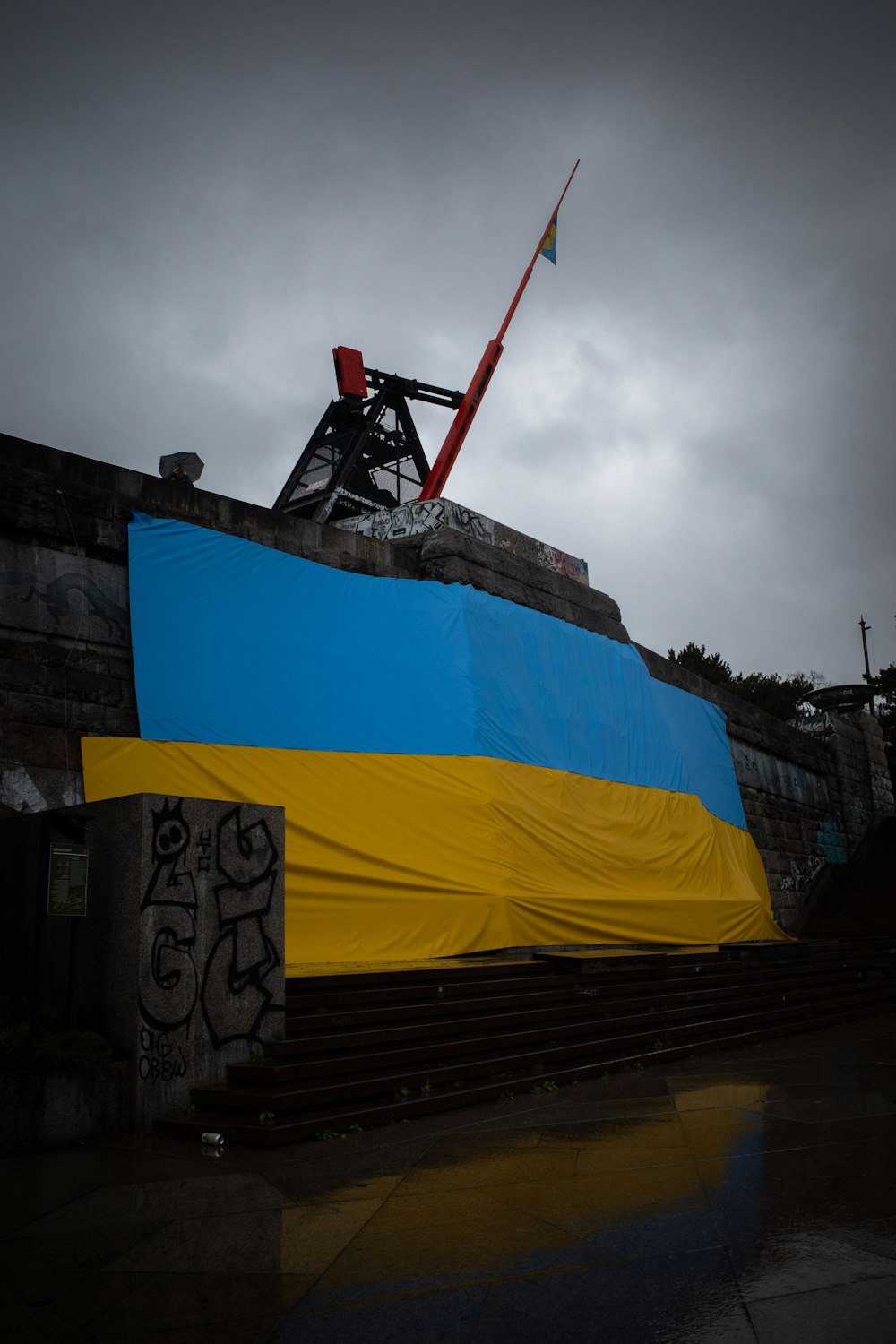 Un gran bote azul y amarillo con una grúa encima