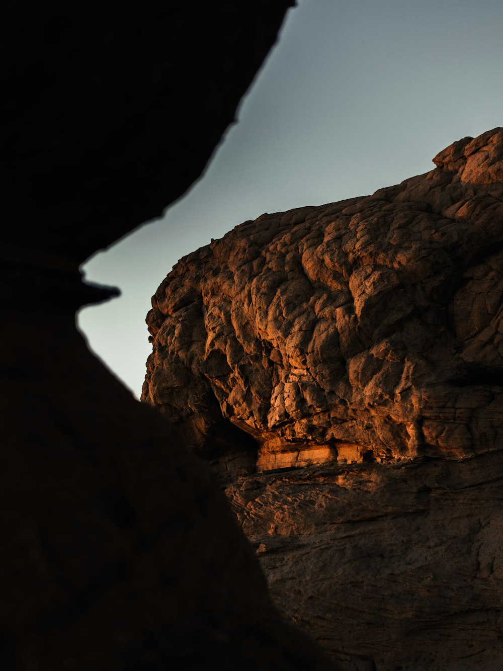 사막 한가운데에 있는 암석