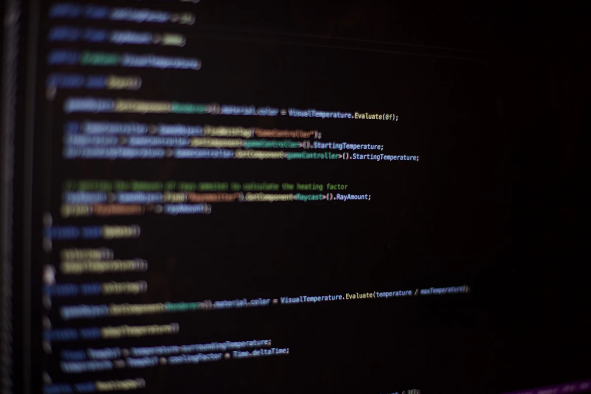 Pantalla de ordenador con código malicioso, ilustrando la naturaleza del ransomware.