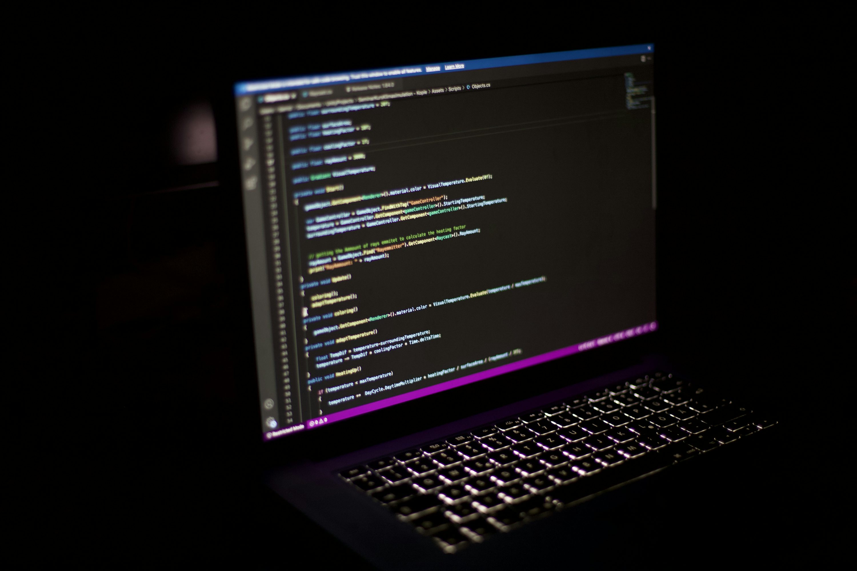 un ordinateur portable posé sur un bureau