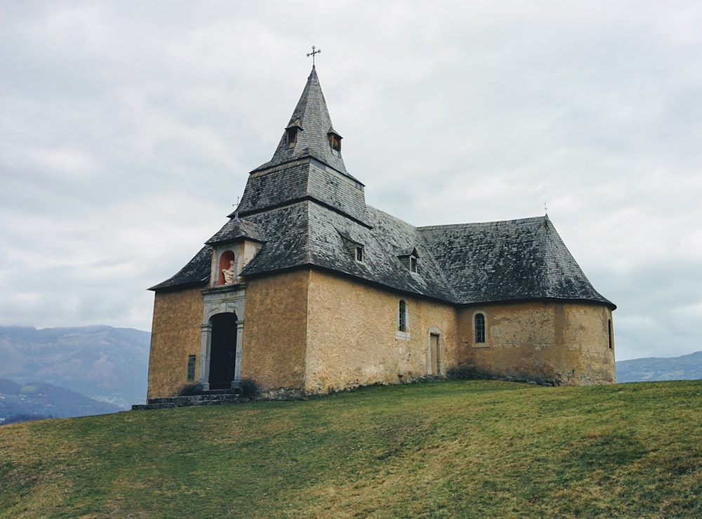 eine alte Kirche mit einem Kirchturm auf einem Hügel