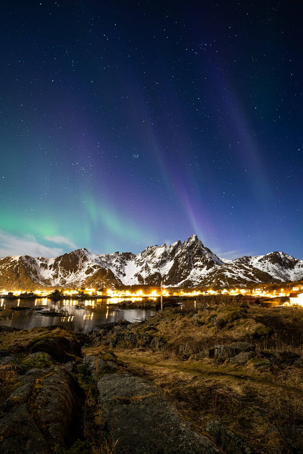 Die Aurora-Lichter leuchten hell über einer Bergkette