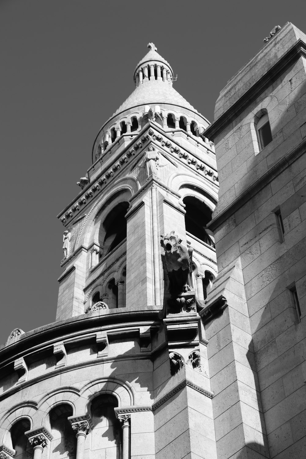 Una foto en blanco y negro de una torre del reloj