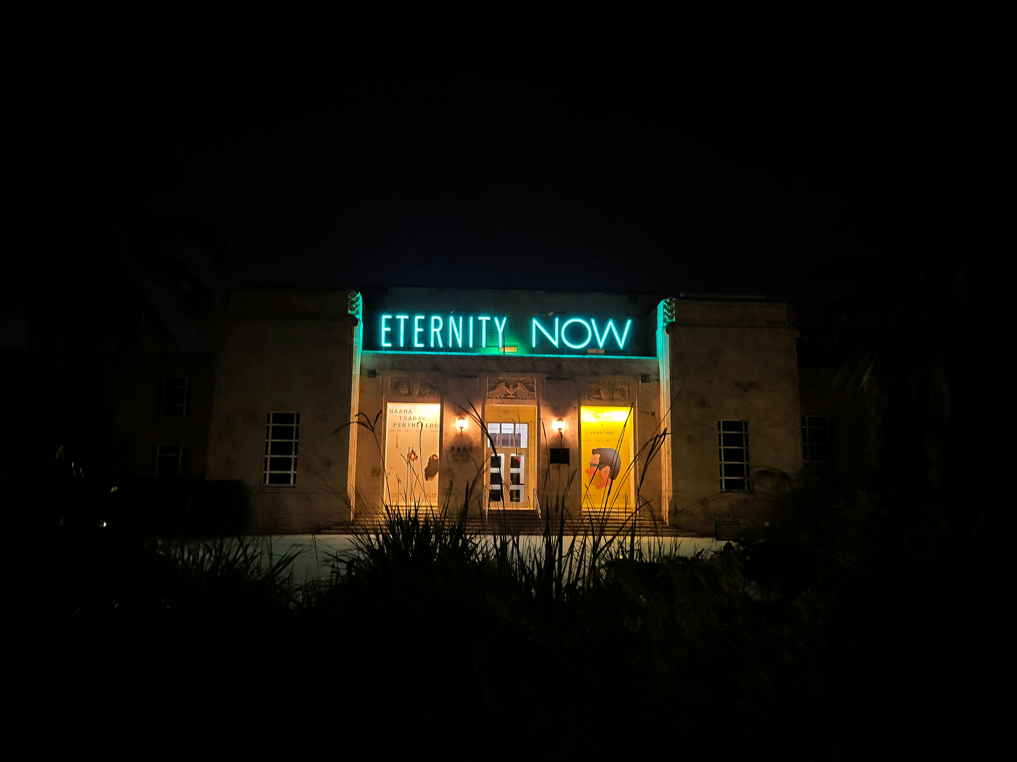 Un edificio con un letrero iluminado que dice, Ferretti ahora foto ...