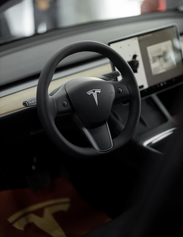 Interior de un carro eléctrico con pantalla central