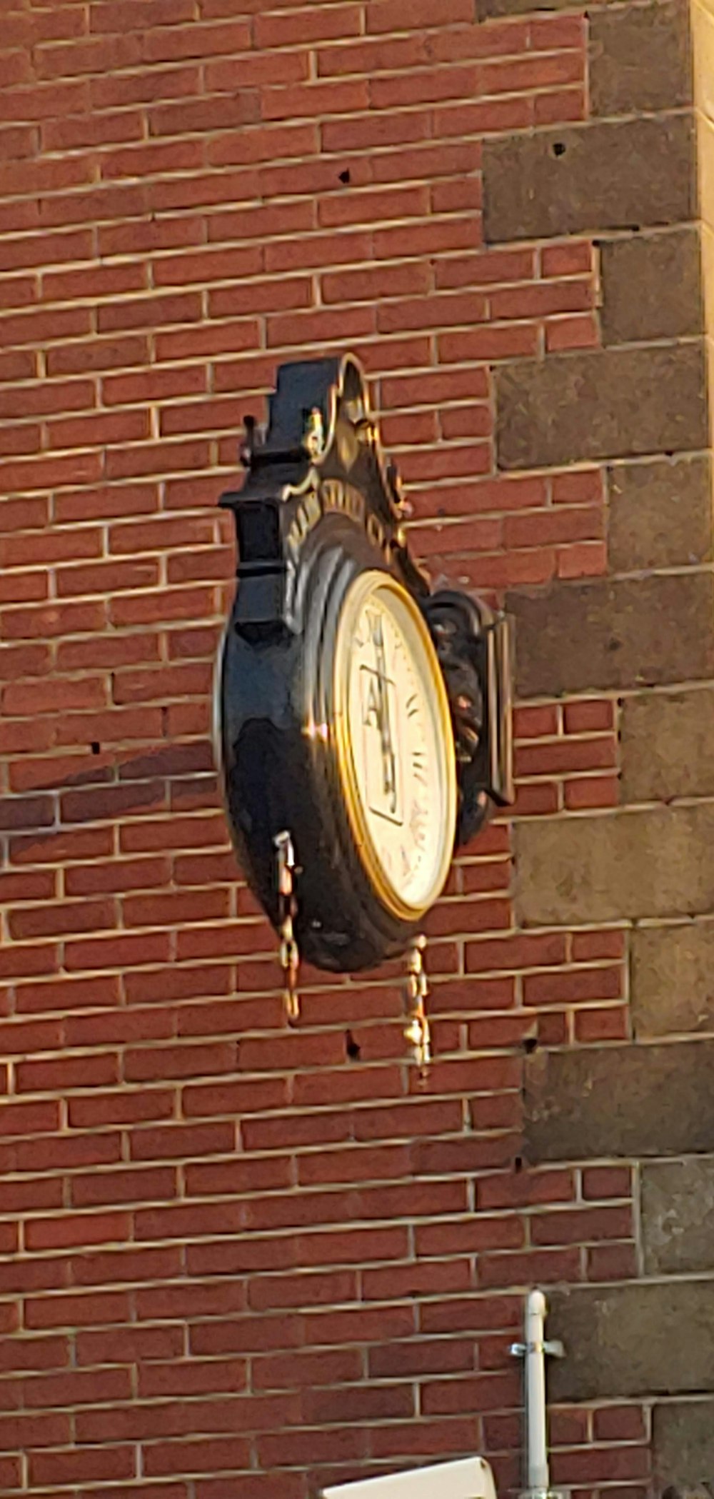 Un reloj en el costado de un edificio de ladrillo