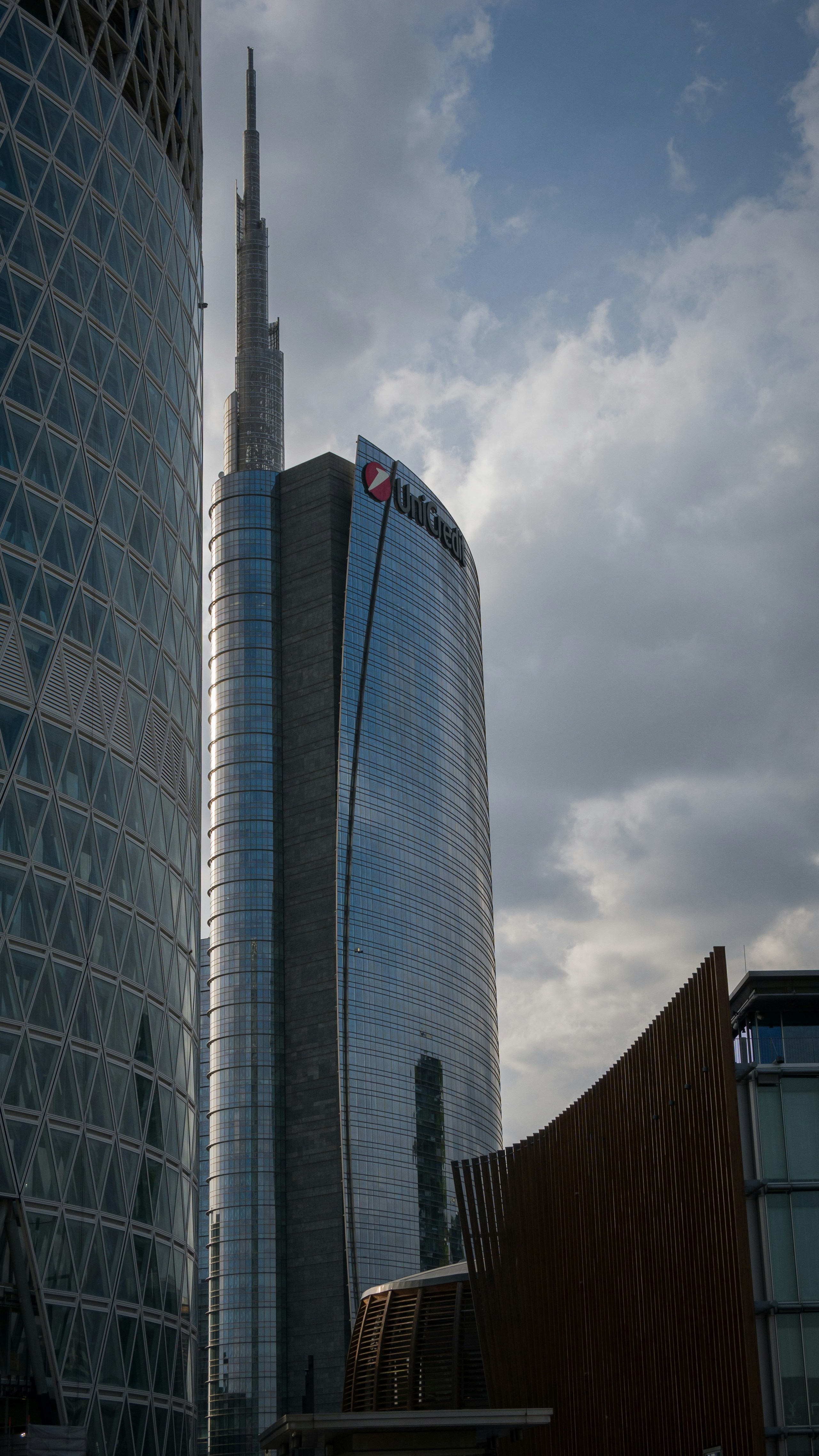 un edificio molto alto accanto a un edificio molto alto