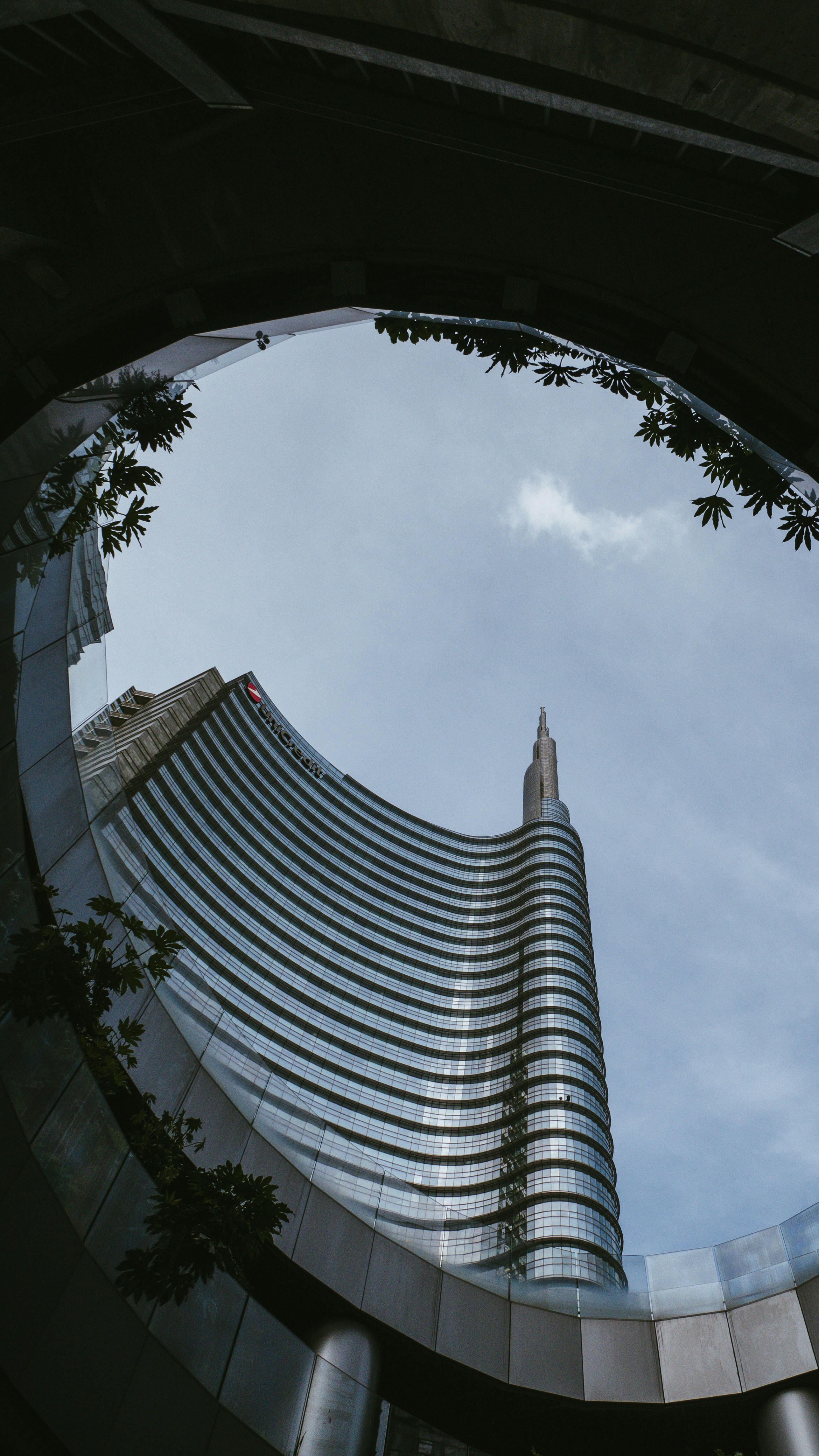 Un edificio molto alto con un orologio sul lato