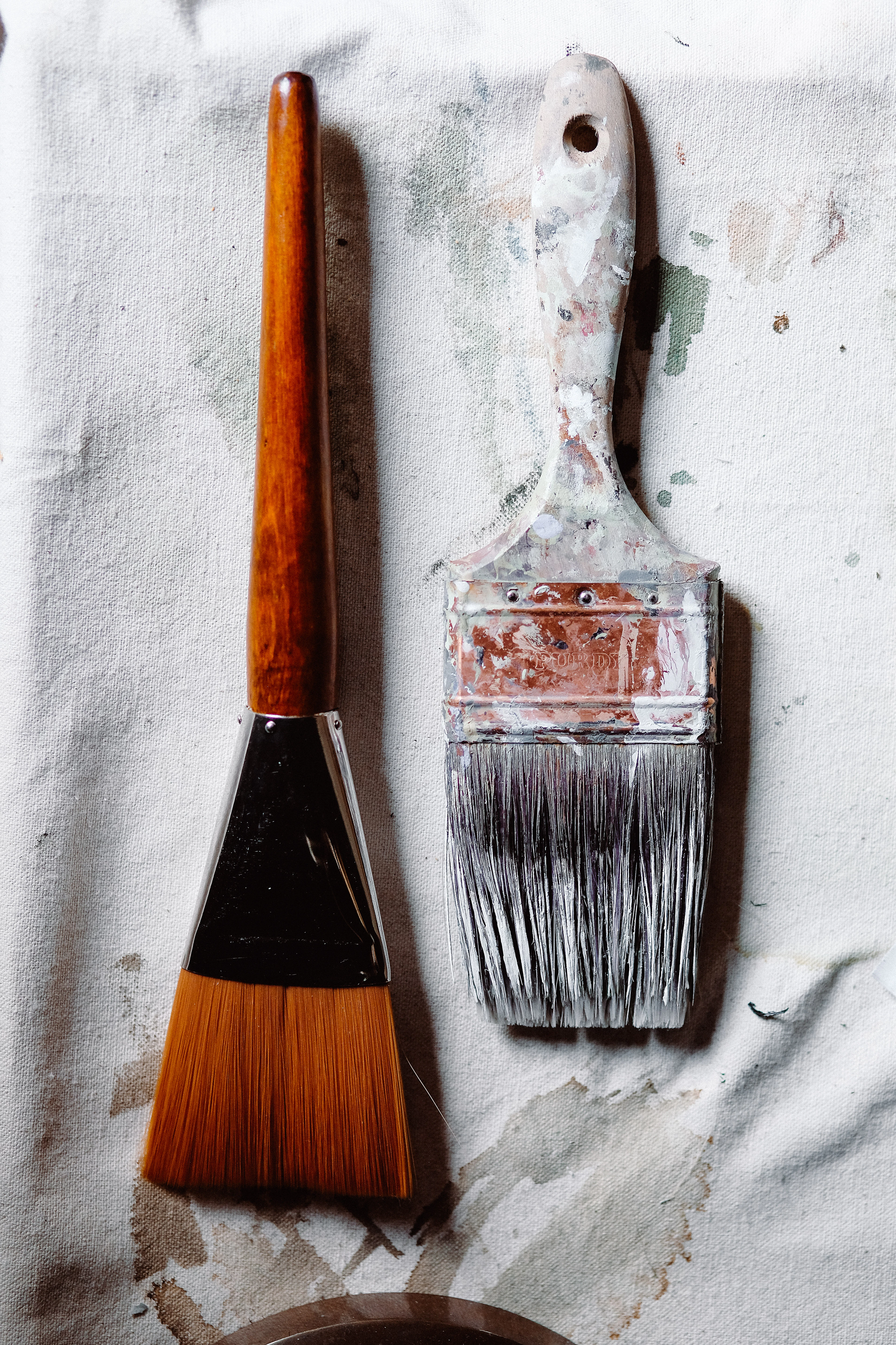 Brush and tin for wall treatment