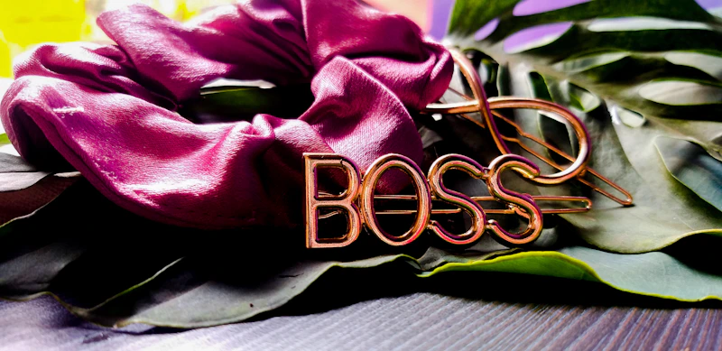 dettaglio di oggetto metallico su tavolo