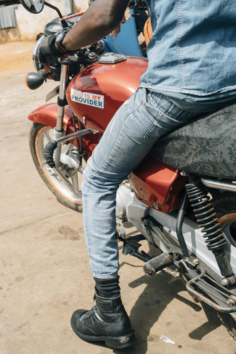 Un hombre sentado en una motocicleta con un casco puesto