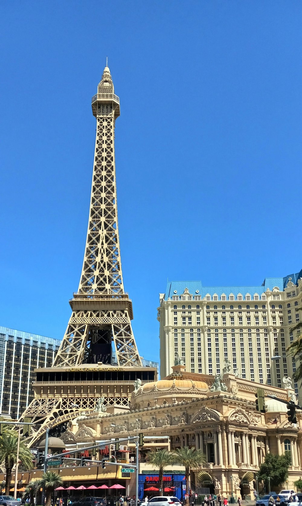 The eiffel tower towering over the city of las vegas photo – Free