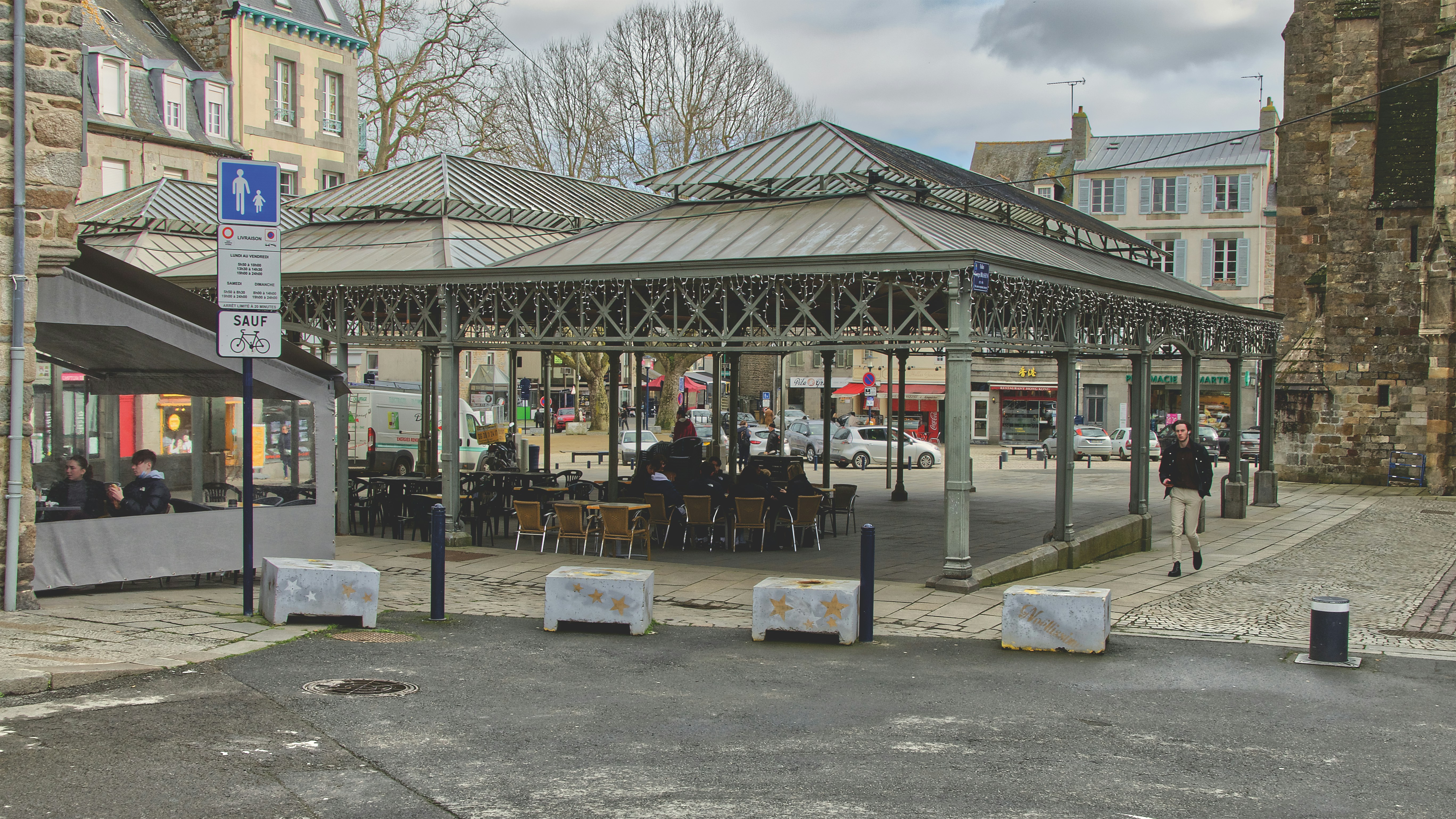 Les halles Georges Brassens sont implantées sur la place du Martray à Saint-Brieuc. Elles abritent  les consommateurs des terrasses des cafés de la place.
