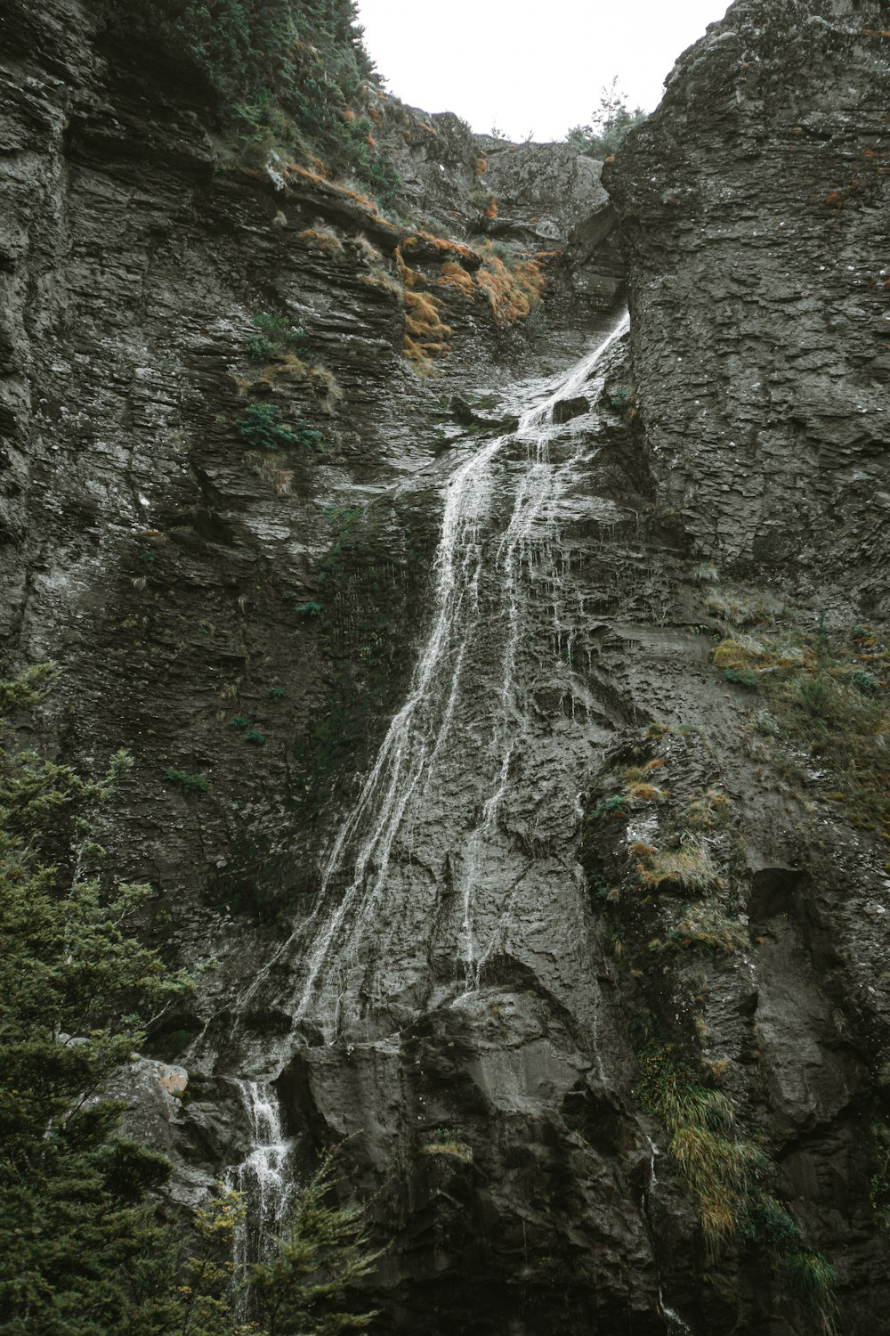 Ein sehr hoher Wasserfall inmitten eines Berges