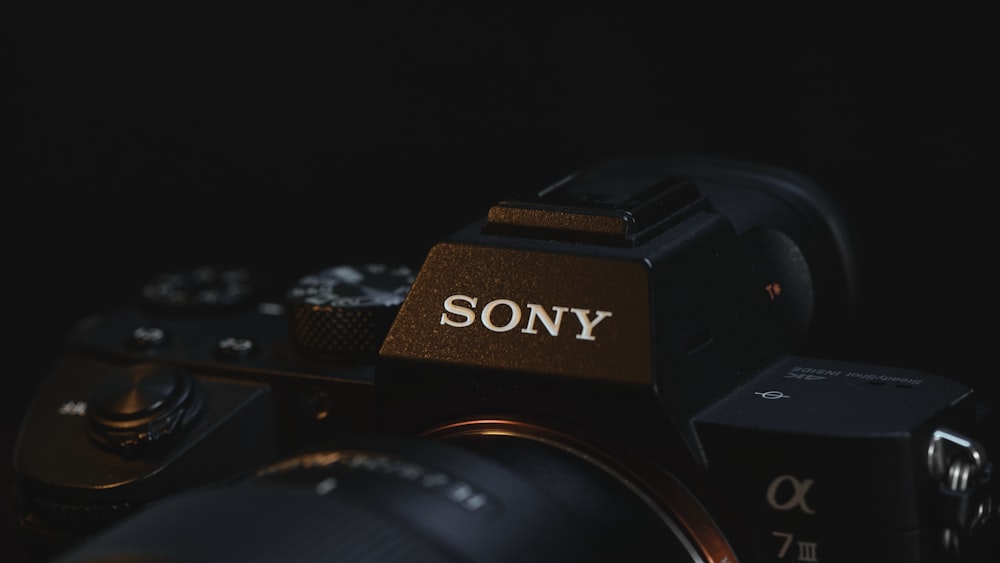 Una fotocamera Sony con la parola Sony su di essa
