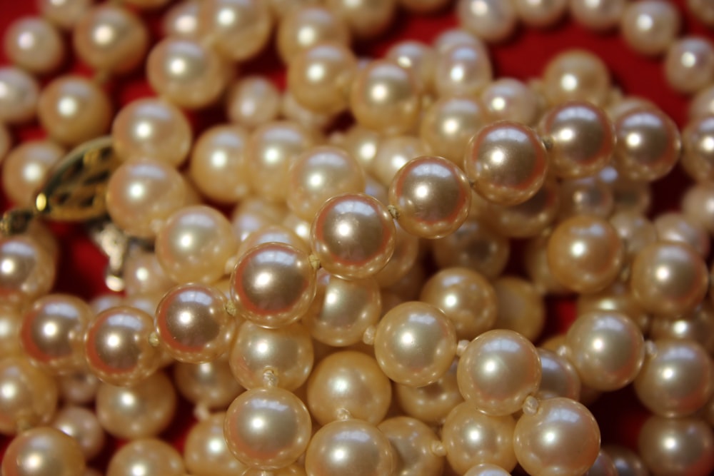 a close up of a bunch of pearls