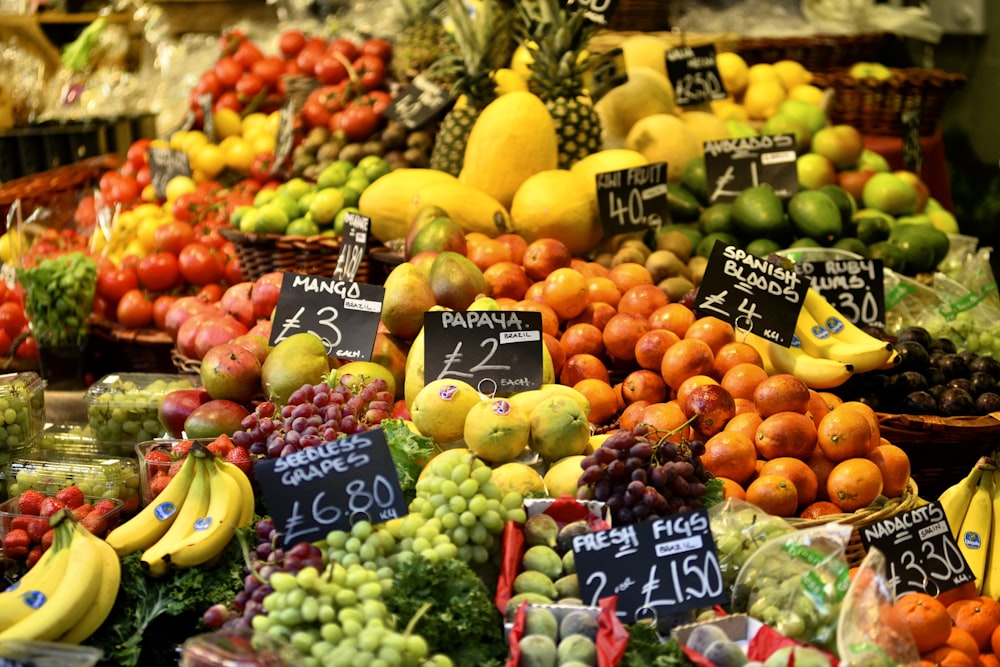 販売のための果物や野菜の大規模なディスプレイ