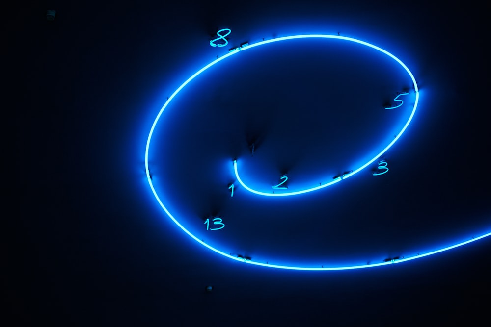 Un cerchio blu con numeri su di esso al buio