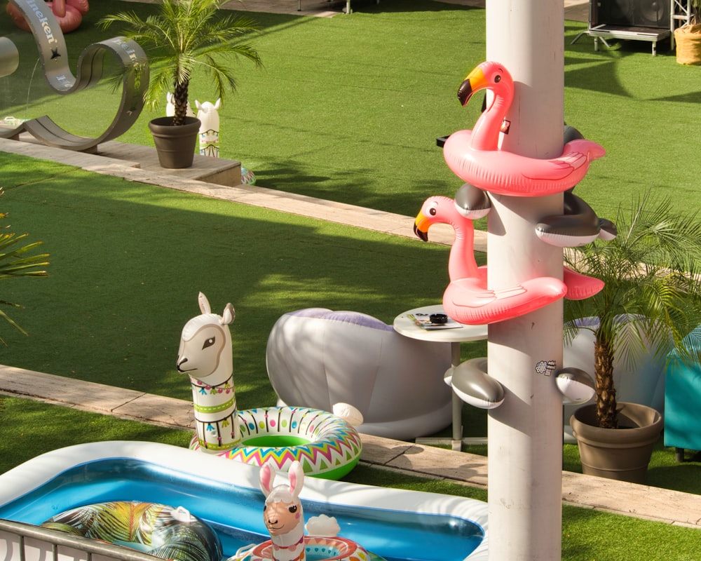 uma piscina inflável com um flamingo e um cavalo nele