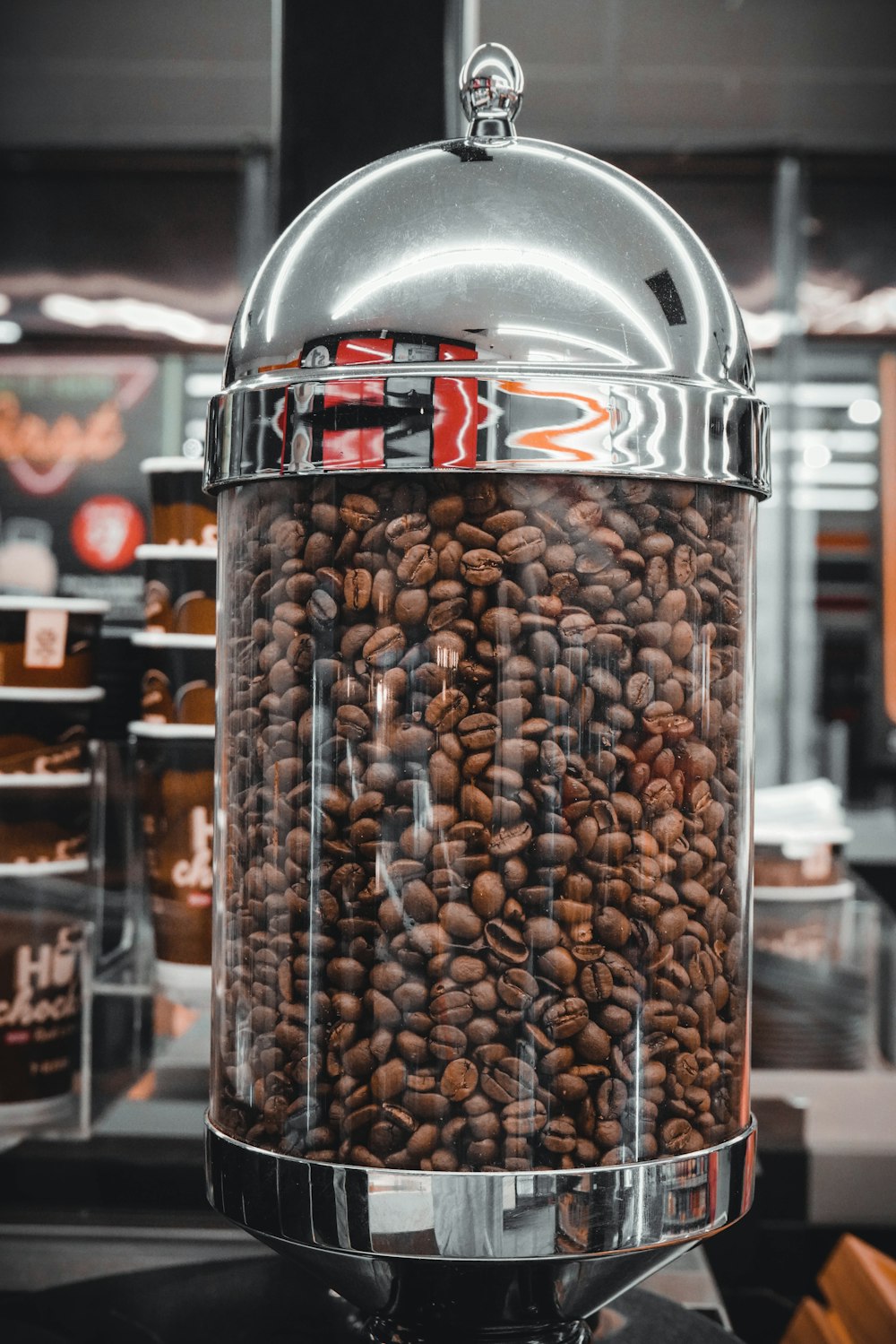 たくさんのコーヒー豆で満たされたコーヒーグラインダー