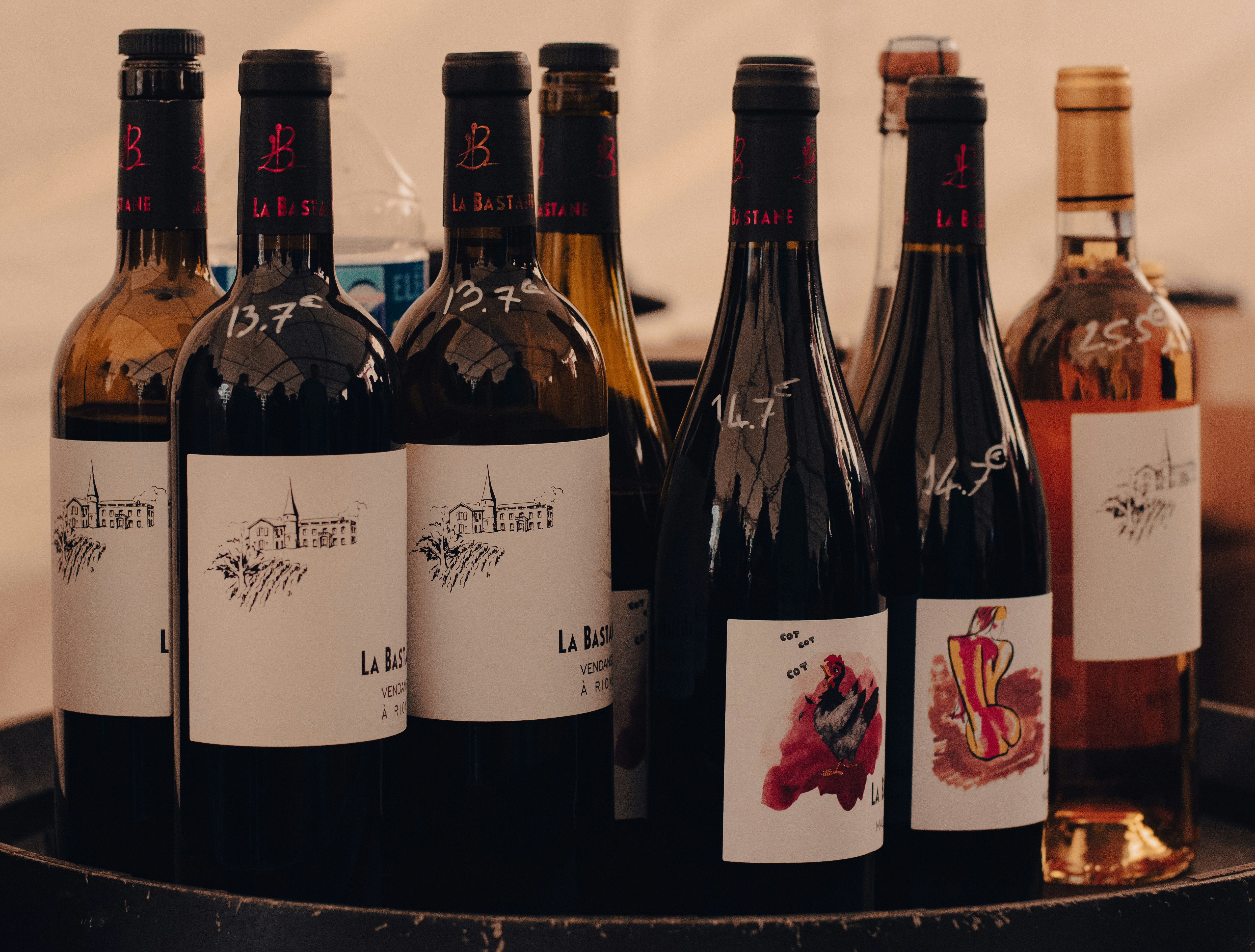 Ein Bündel Weinflaschen auf einem Tisch