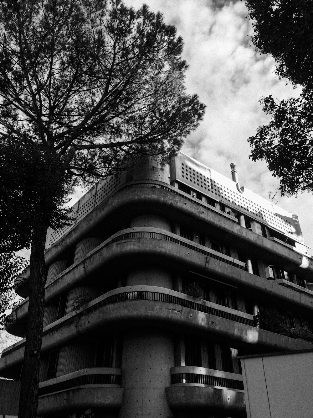 a black and white photo of a building