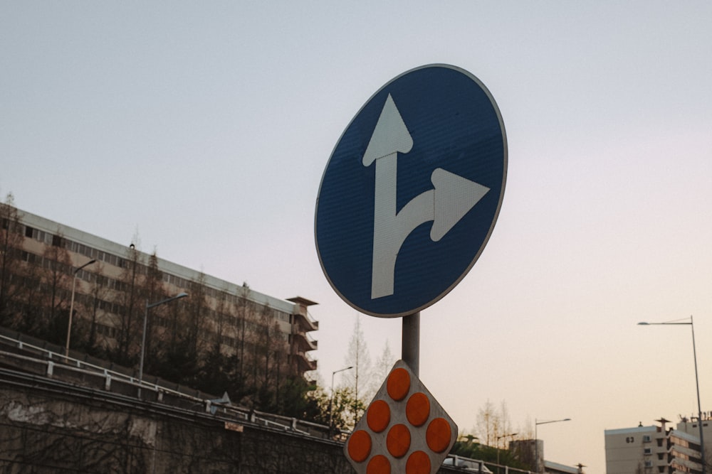 a street sign with an arrow pointing to the right