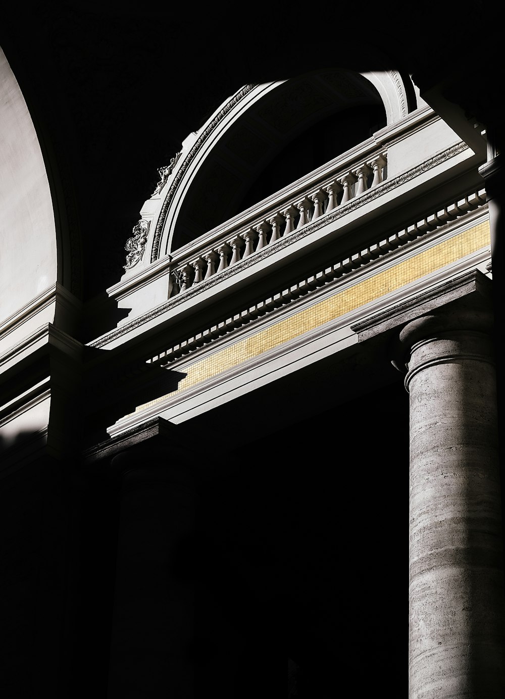 ein Schwarz-Weiß-Foto eines Gebäudes mit Säulen